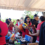 Yeni Berenice entrega juguetes en Villa Isabela