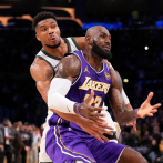 Giannis frena a LeBron dos veces en el minuto final y Bucks vencen a Lakers 105-101