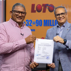 LEIDSA entrega certificado a mayor del Ejército ganador de 90 millones en el Loto