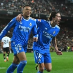Mbappé anota y Real Madrid vence 2-0 a Valencia para no alejarse del Barcelona