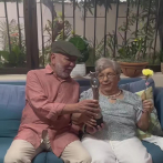 Jochy Santos protagoniza emotivo momento al entregarle Gran Soberano a su madre