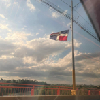 Banderas rotas y en mal estado ondean en puente de SDN