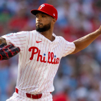 Christopher Sánchez lanza 6 entradas en blanco y poncha 10 en su debut