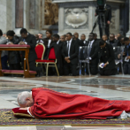 León XIV reza tendido en el suelo de la basílica vaticana por la Pasión de Cristo