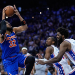 Con lluvia de triples, los Knicks aplastan 76er y regresan a las finales de conferencia