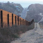 EEUU empieza a reforzar el muro fronterizo entre el desaliento de los migrantes en México