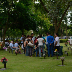 Cientos de personas acuden a cementerios con motivo del Día del Padre