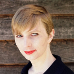 Chelsea Manning, fotografiada en bañador por Annie Leibovitz para la portada de Vogue