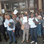 Maestros con salario bloqueado protestan dentro del Ministerio de Educación