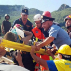 Bomberos rescatan a dos niños de los escombros tras el sismo en Italia