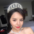 Una Miss vetada por Pekín encabeza en París una marcha del grupo Falun Gong