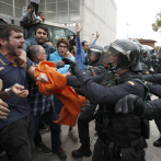 Catalanes votan de modo irregular en consulta con amplia presencia policial