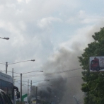 Fuego destruye almacén en la autopista Duarte