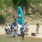 Estudiantes de Pancho Mateo, Puerto Plata, cruzan río en bote para ir a la escuela