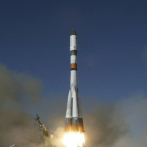 Nave rusa llega con suministros a la estación espacial