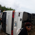 Al menos 25 heridos al volcarse un autobús en la carretera La Romana-San Pedro
