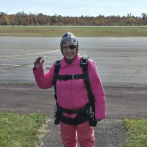 Mujer celebra su cumpleaños 94 lanzándose en paracaídas