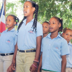 Ministerio de Educación cambiará el color de uniformes por región