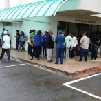 Con retraso y acusaciones se inician elecciones en el Colegio Médico Dominicano