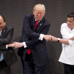 Trump pasa apuros con un apretón de manos en cumbre en Asia