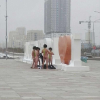 Multan a 6 checos en Kazajistán por usar trajes de baño al estilo “Borat”
