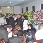 Personalidades acuden a funeraria para dar pésame a José Ramón Peralta por muerte de su madre