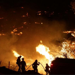 Los vientos amainan pero los incendios aun son una amenaza en California