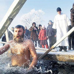 Siberianos listos para bañarse en aguas heladas pese a la ola de frío extremo
