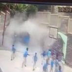 Camión derrumba pared de escuela mientras niños jugaban baloncesto