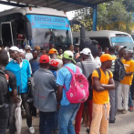 Cientos de haitianos varados en la frontera por negativa choferes a transportarlos