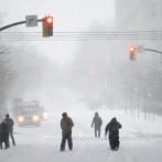 Tormenta invernal cancela vuelos y colapsa carreteras en EEUU