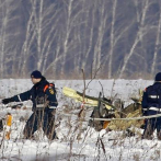 Rusia busca restos de 71 personas que iban en avión estrellado