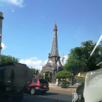 Comienzan a remover réplica torre Eiffel de Plaza de la Bandera para poner busto de Juan Pablo Duarte
