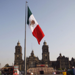 México: Izan bandera de cabeza en Día de la Bandera