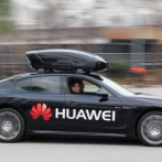 Huawei presenta un vehículo conducido por un teléfono inteligente