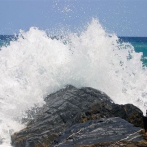 Lluvias dispersas en la tarde; continúa prohibición de uso de playas por fuerte oleaje