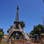 Avanzan en instalación réplica de torre Eiffel en Las Caobas