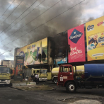 Bomberos intentan sofocar incendio que afecta Almacén Casa Hermanos Jerez