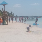 Poco flujo de vacacionistas en playa Boca Chica; comerciantes se quejan de baja en las ventas