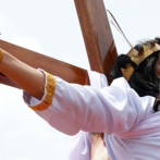 Clavados en la cruz cual Jesucristo, la fe llevada al extremo en Filipinas