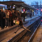 Francia: huelgas causan caos ferroviario, desafían a Macron