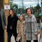 Hijas de Felipe VI visitan a su abuelo Juan Carlos I con sus padres y abuela