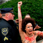 Una mujer en toples protesta ante Bill Cosby en su juicio por agresión sexual