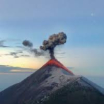 El volcán de Fuego de Guatemala registra explosiones fuertes y flujo de lava