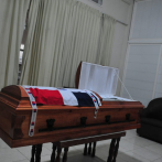 La Bandera Nacional cubre ataúd de dominicano asesinado en Chile; está solo en una capilla