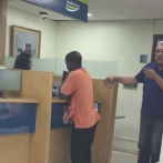 VIDEO: Luis Acosta Moreta discute en banco por supuestamente negarse hacer fila; funcionario da su versión