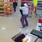 Video: Hombre mayor golpea a ladrón que entró a robar a un negocio en México