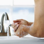 Epidemiólogo dice solo 45% del personal de salud se lava las manos para evitar infecciones de los pacientes