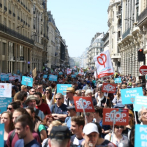 Multitudinaria marcha para reprochar a Macron ser el presidente de los ricos