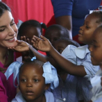 La Reina Letizia pone cara a la cooperación en el barrio más pobre de Haití